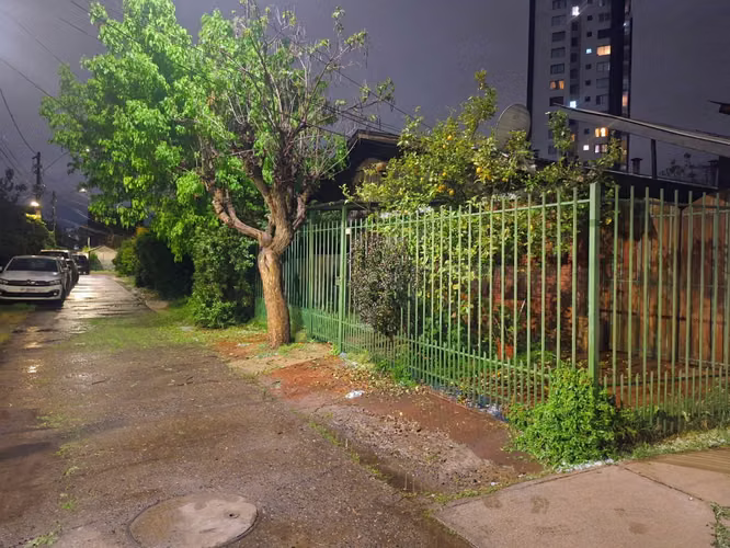 Gran Casa en Pasaje Cerrado a Pasos de Metro Macul 4D/1B