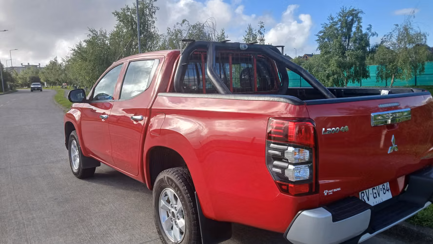 Oportunidad camioneta Mitsubishi L200 4x4 - Imagen 2