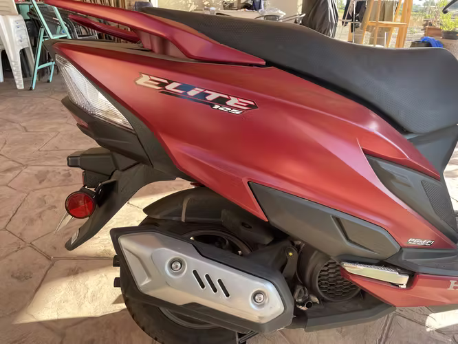 Vendo Moto Honda Elite 125cc 2025 prácticamente NUEVA..!! - Imagen 3