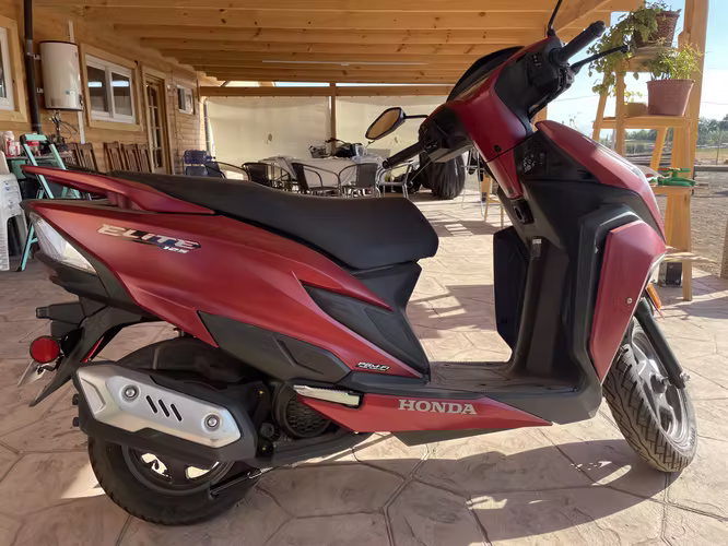 Vendo Moto Honda Elite 125cc 2025 prácticamente NUEVA..!!