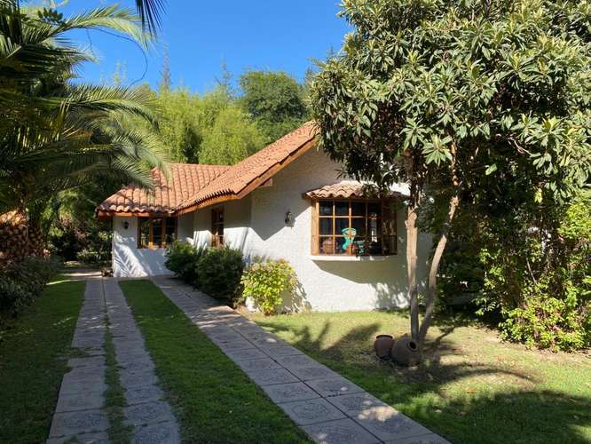 Centro de eventos en funcionamiento con casa de huéspedes y piscina - Valle de Aconcagua