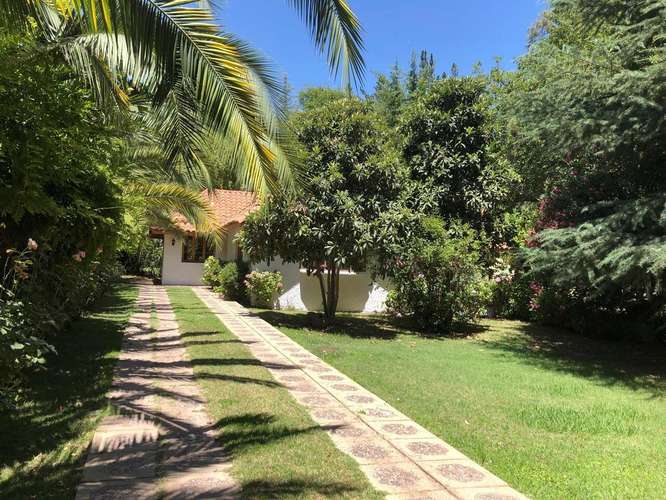 Centro de eventos en funcionamiento con casa de huéspedes y piscina - Valle de Aconcagua