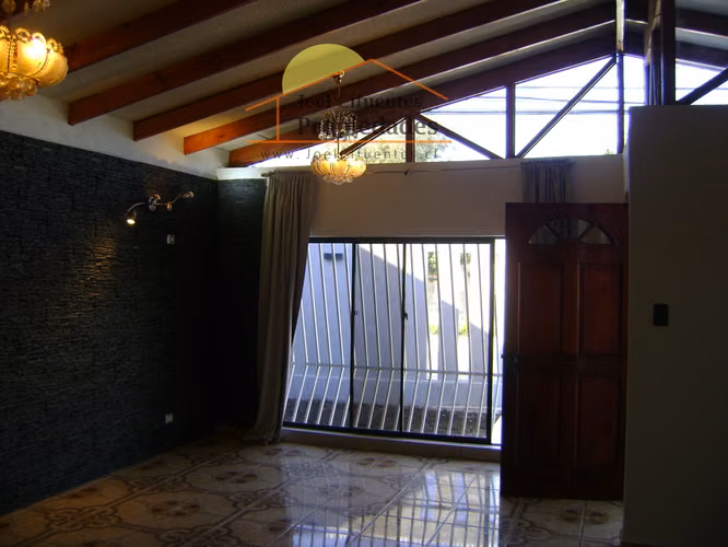 Amplia casa, 1 piso, sólida, excelente ubicación. Cod. 160 - Imagen 4