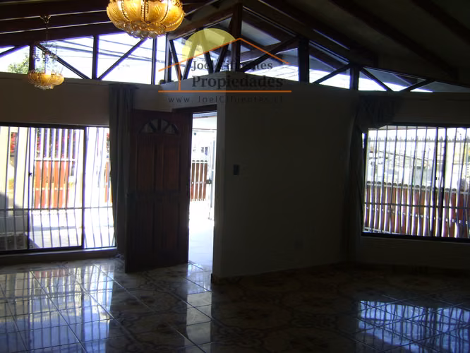 Amplia casa, 1 piso, sólida, excelente ubicación. Cod. 160 - Imagen 5