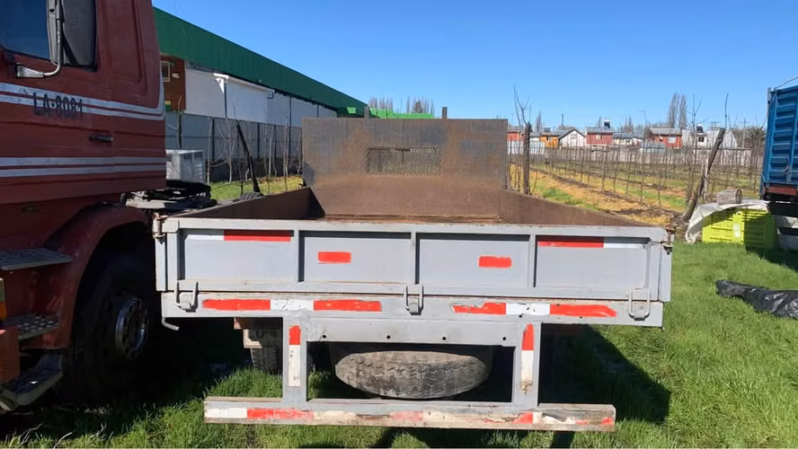 Carrocería metálica con puertas