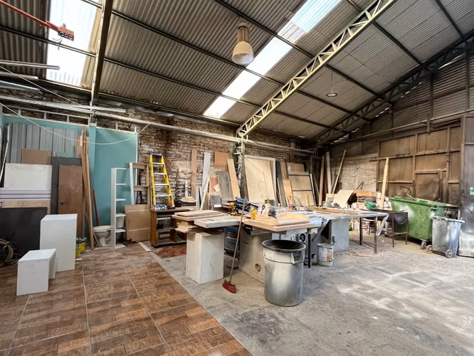 Inmueble Comercial Con Construcciones Habitacionales