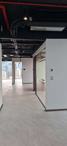 Excelente Oficina, Recien Remodelada, a pasos Metro Manquehue