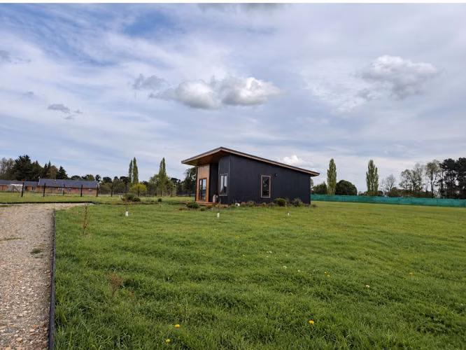 Venta Casa en Parcela 5.000 m² / 2 Dormitorios + 1 Baño / Año 2025 – Río Negro / Región de Los Lagos