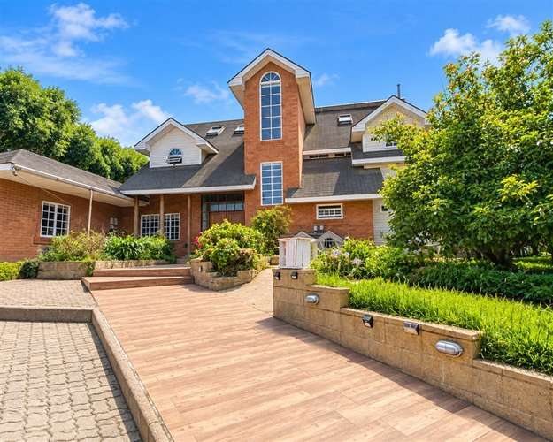 SE VENDE AMPLIA CASA DE 3 PISOS CON PISCINA Y QUINCHO