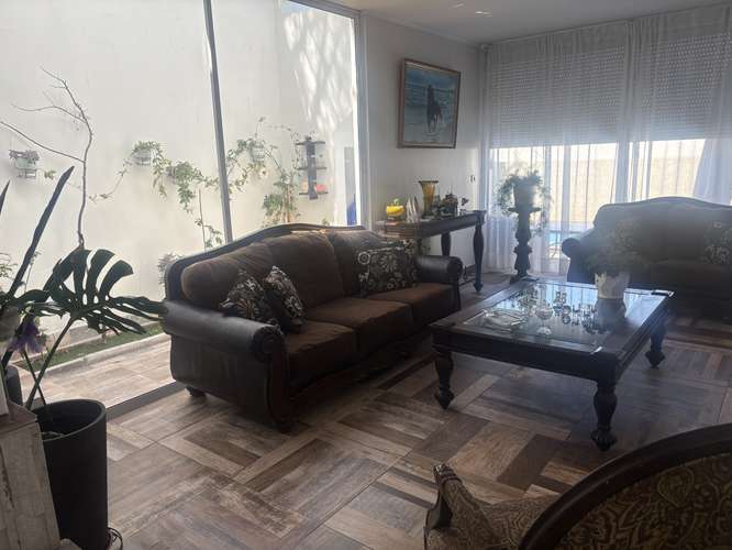 Se vende amplia y moderna residencia ubicada frente a Playa Huayquique