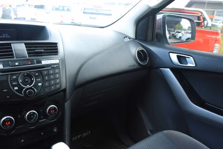 MAZDA BT50 AÑO 2020 4X4 FULL EQUIPO 2.2L DIESEL MT 6TA - Imagen 13