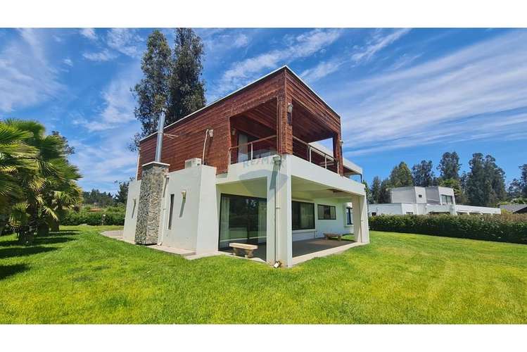 Exclusiva casa en condominio en lago rapel.
