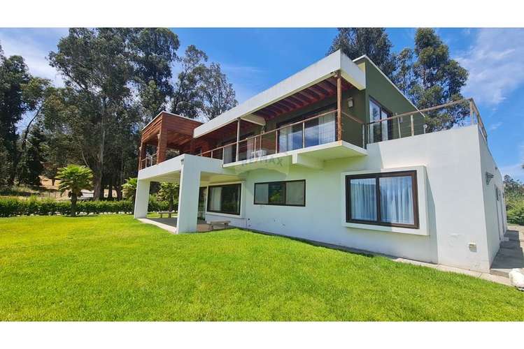 Exclusiva casa en condominio en lago rapel.