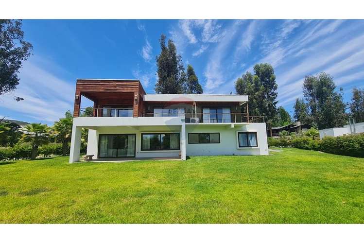 Exclusiva casa en condominio en lago rapel.