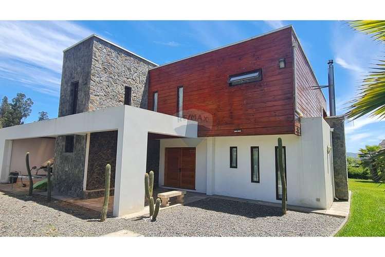 Exclusiva casa en condominio en lago rapel.