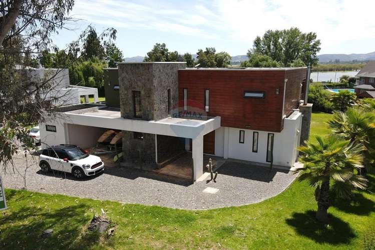 Exclusiva casa en condominio en lago rapel.