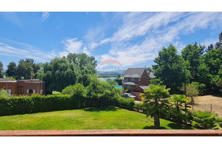 Exclusiva casa en condominio en lago rapel.