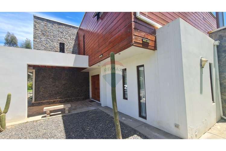 Exclusiva casa en condominio en lago rapel.