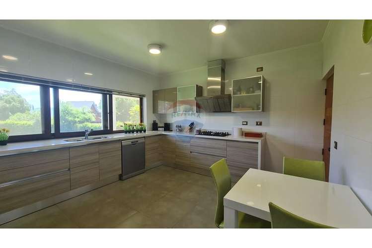 Exclusiva casa en condominio en lago rapel.