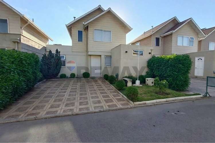 Casa con piscina en condominio plaza buin iii