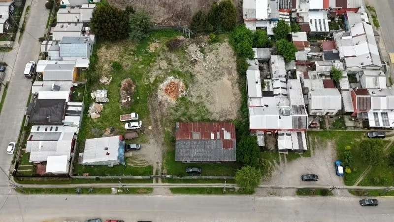 AMPLIO TERRENO URBANO EN CALLE MARTÍNEZ DE ROSAS VALDIVIA