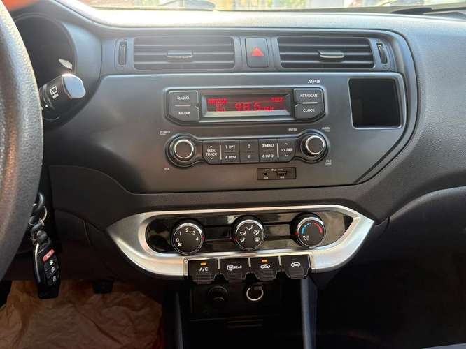 KIA RIO 5 2014 - Imagen 8