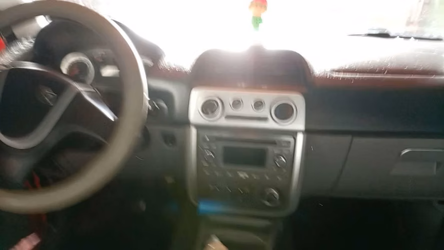 Auto rojo zotye