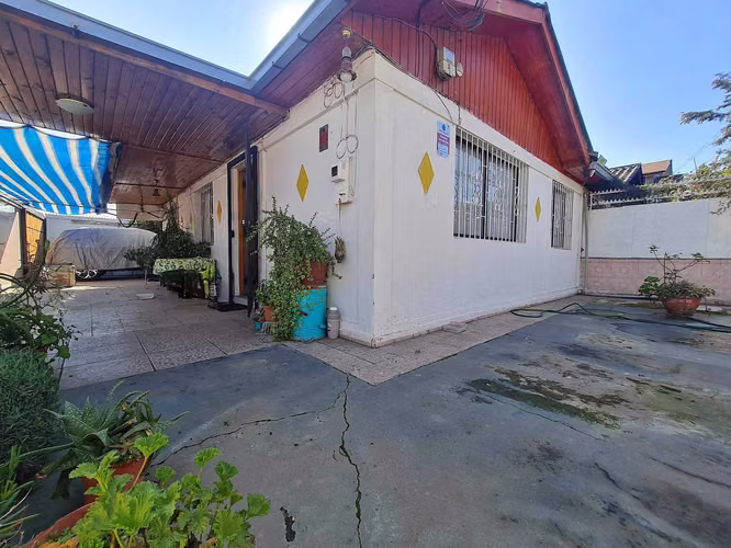 Linda casa esquina en venta en San Joaquín  (75356)
