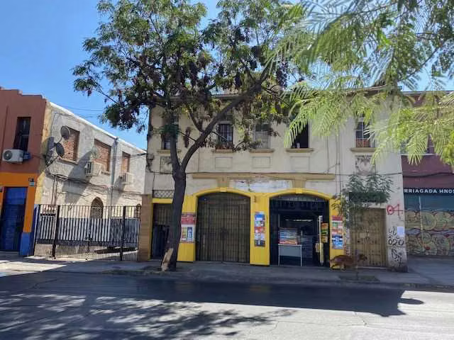 Frente a una Copec (71798)
