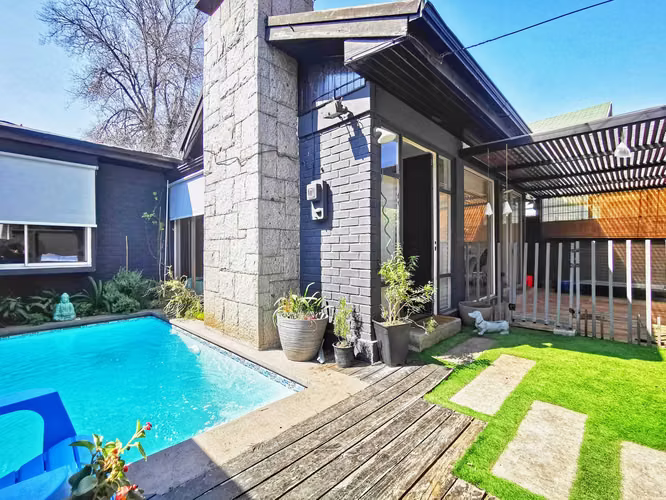 LAS CONDES CASA EN VENTA 4 DORM 2 BAÑOS, PISC (69146)