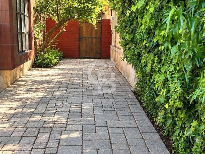 Esplendida Casa Remodelada a Pasos del Alto Las Condes