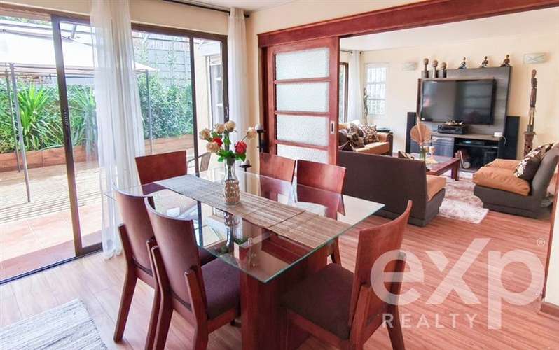 Casa en venta La Reina. Valenzuela Puelma - Condominio