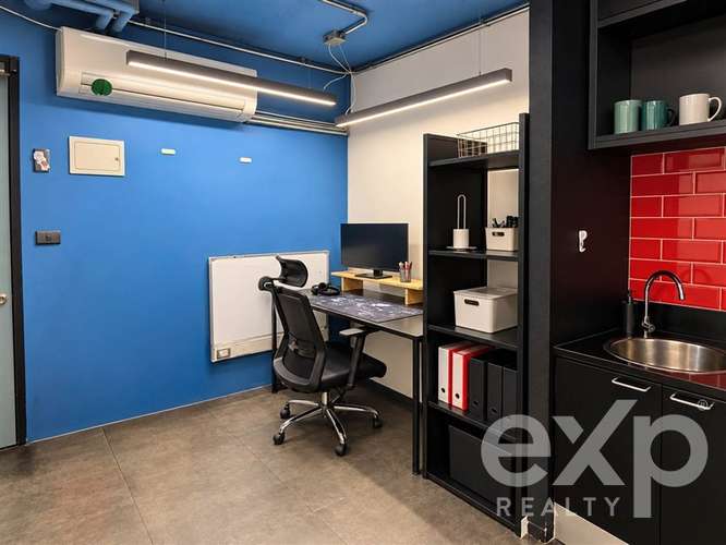 Luminosa Oficina de 22 m2 con Estacionamiento y Bodega - Imagen 7