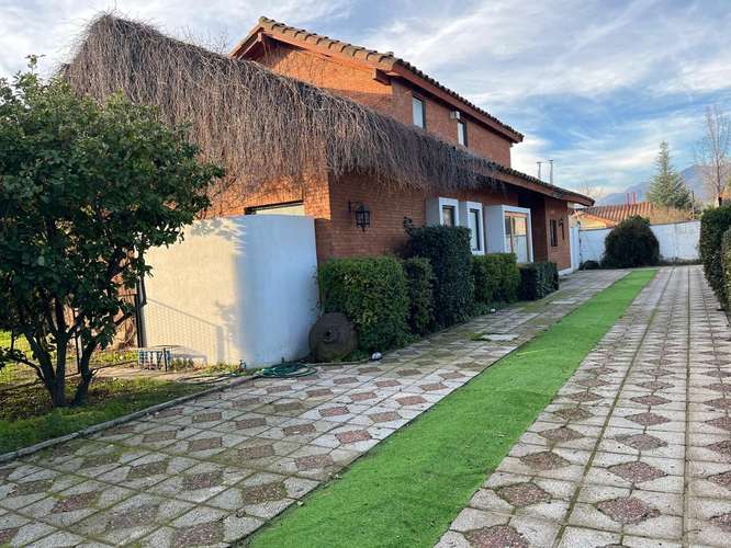 Se vende hermosa casa en Loteo El Polo. Machalí