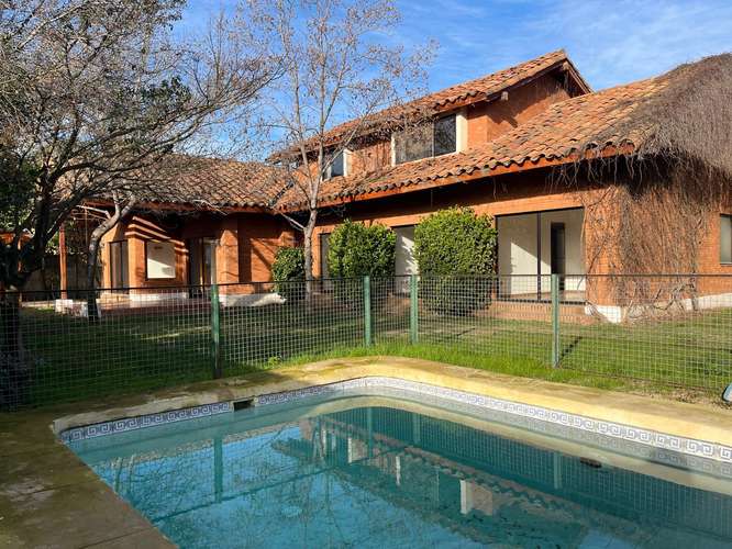 Se vende hermosa casa en Loteo El Polo. Machalí