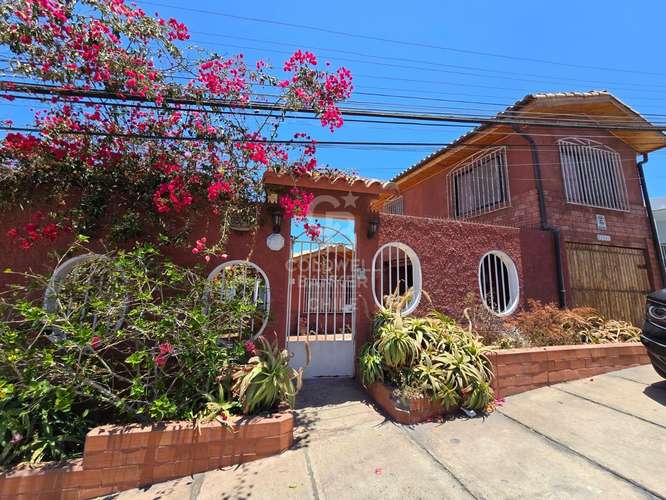 Linda y Amplia Casa en Jardines del Sur
