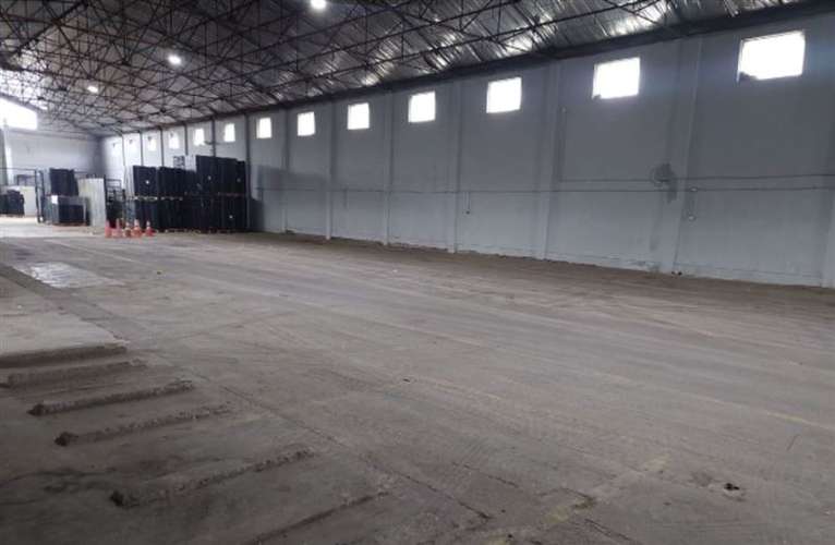 Oficina con bodegaje y camarines en complejo logístico