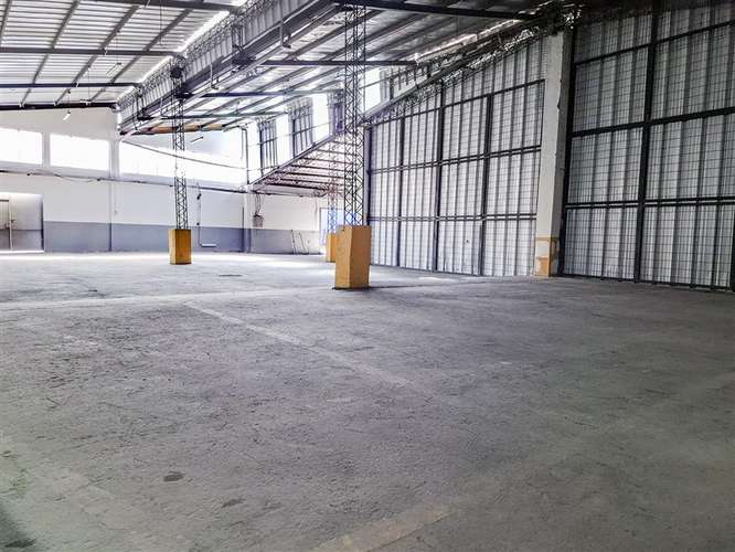 Oficina con bodegaje y camarines en complejo logístico
