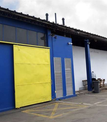 Oficina con bodegaje y camarines en complejo logístico