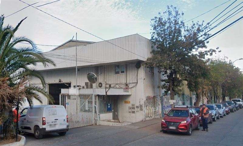 Oficina con bodegaje y camarines en complejo logístico