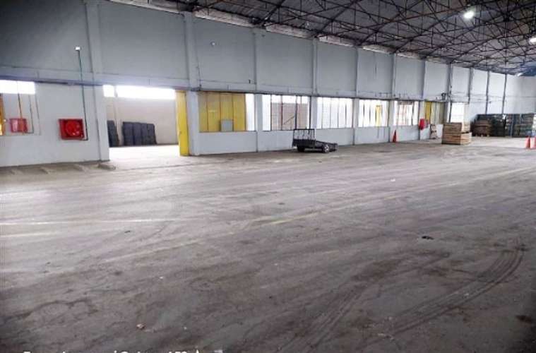 Oficina con bodegaje y camarines en complejo logístico