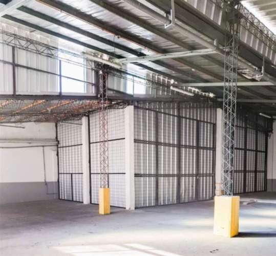 Oficina con bodegaje y camarines en complejo logístico