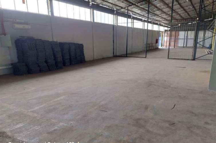 Oficina con bodegaje y camarines en complejo logístico