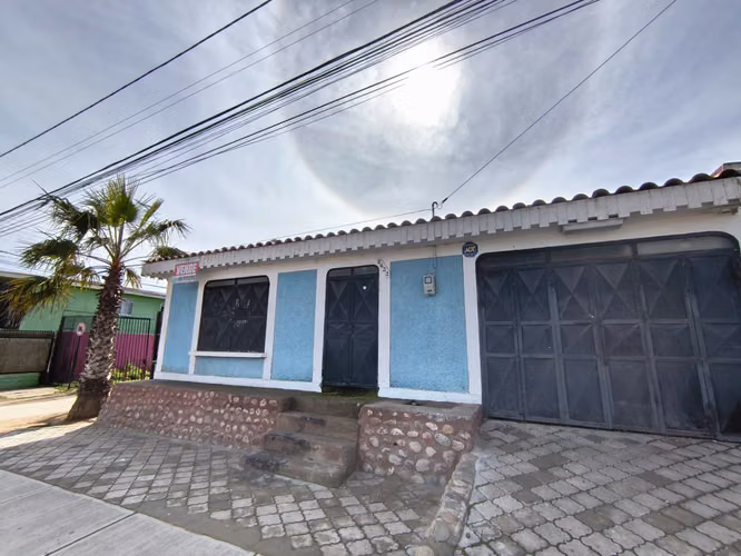 Se Vende Amplia Casa en Las Compañías, Uso Comercial y/o Habitacional, La Serena.
