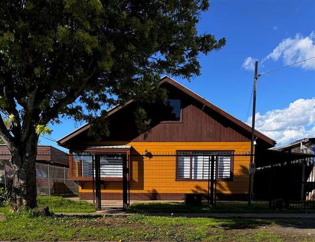 Casa comercial 7 ambientes, a pasos de clínica y hospital.