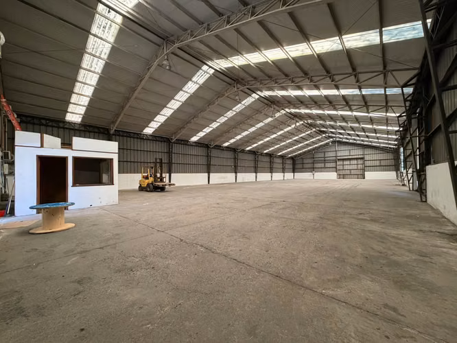 Centro De Bodegaje Y Oficinas | 1.200 M2 Sector Cardonal