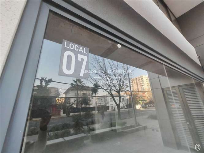 LOCAL COMERCIAL Metro Manuel Montt - Imagen 2