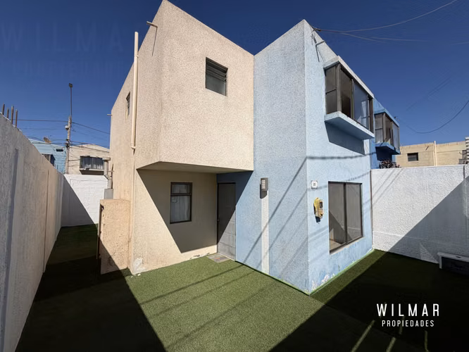 CASA CON PATIO AMPLIO COND PAMPA MAR 3