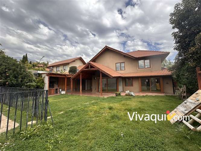 Casa en arriendo de 6 dorm. en Peñalolén