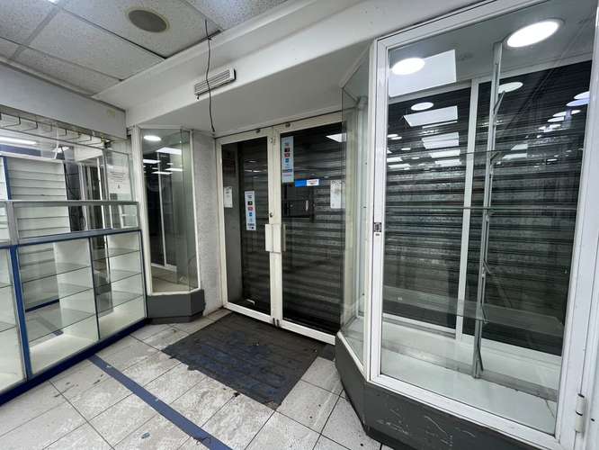 Arriendo amplio local comercial en pleno centro